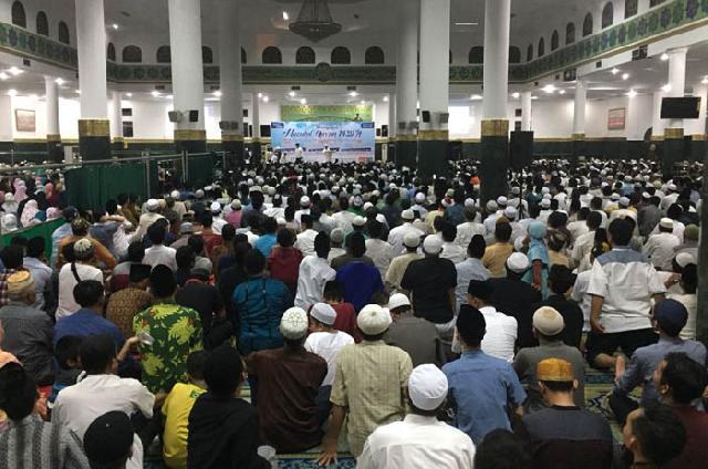 Peringati Nuzulul Quran, Ribuan Jamaah Padati Masjid An Nur Dengarkan Tausiah UAS